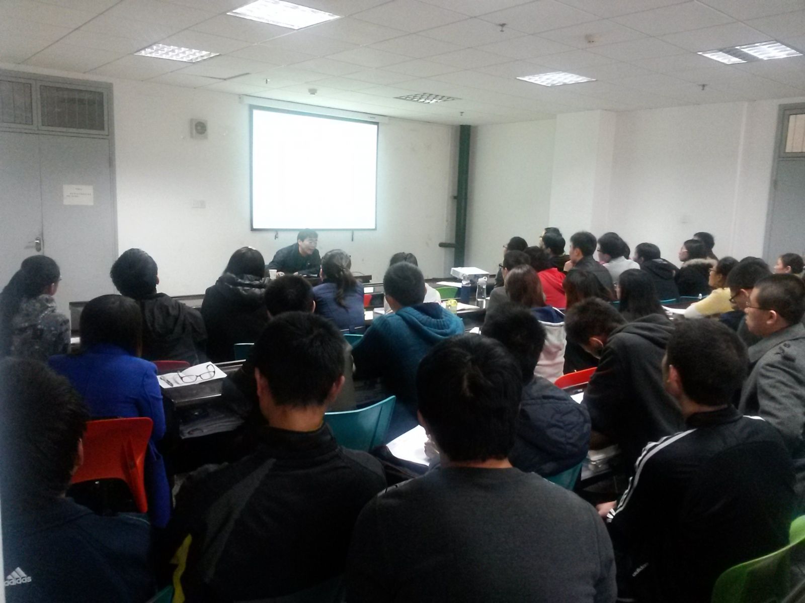 德信体育官网杨华教授和马军教授举行学术报告