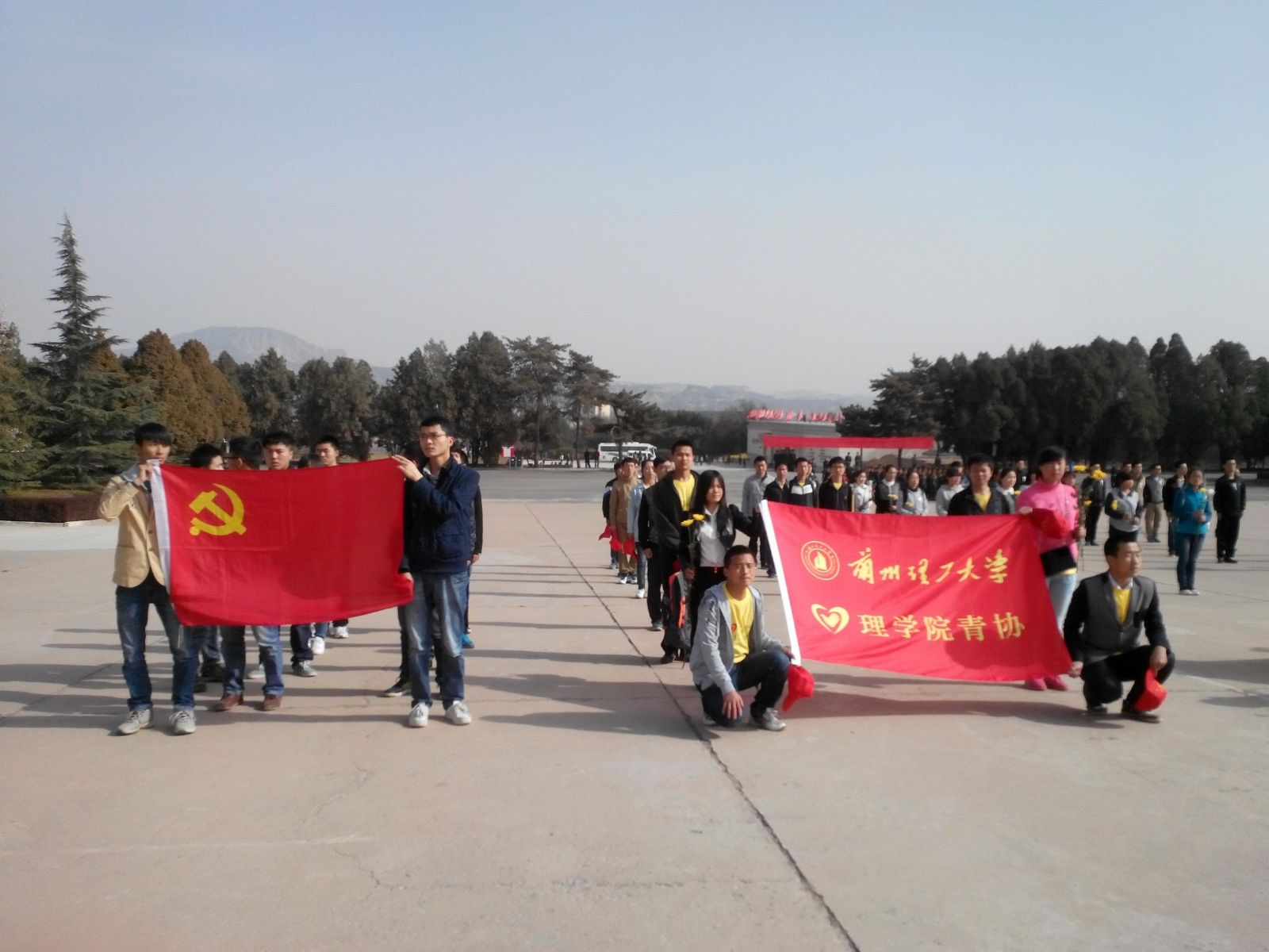 德信体育官网本科生党支部缅怀革命先烈