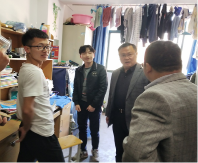 王全进副董事长走访德信体育官网员工宿舍