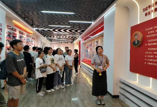 2024级新生入学教育系列活动|公司组织新生参观校史馆、红柳创客梦工厂