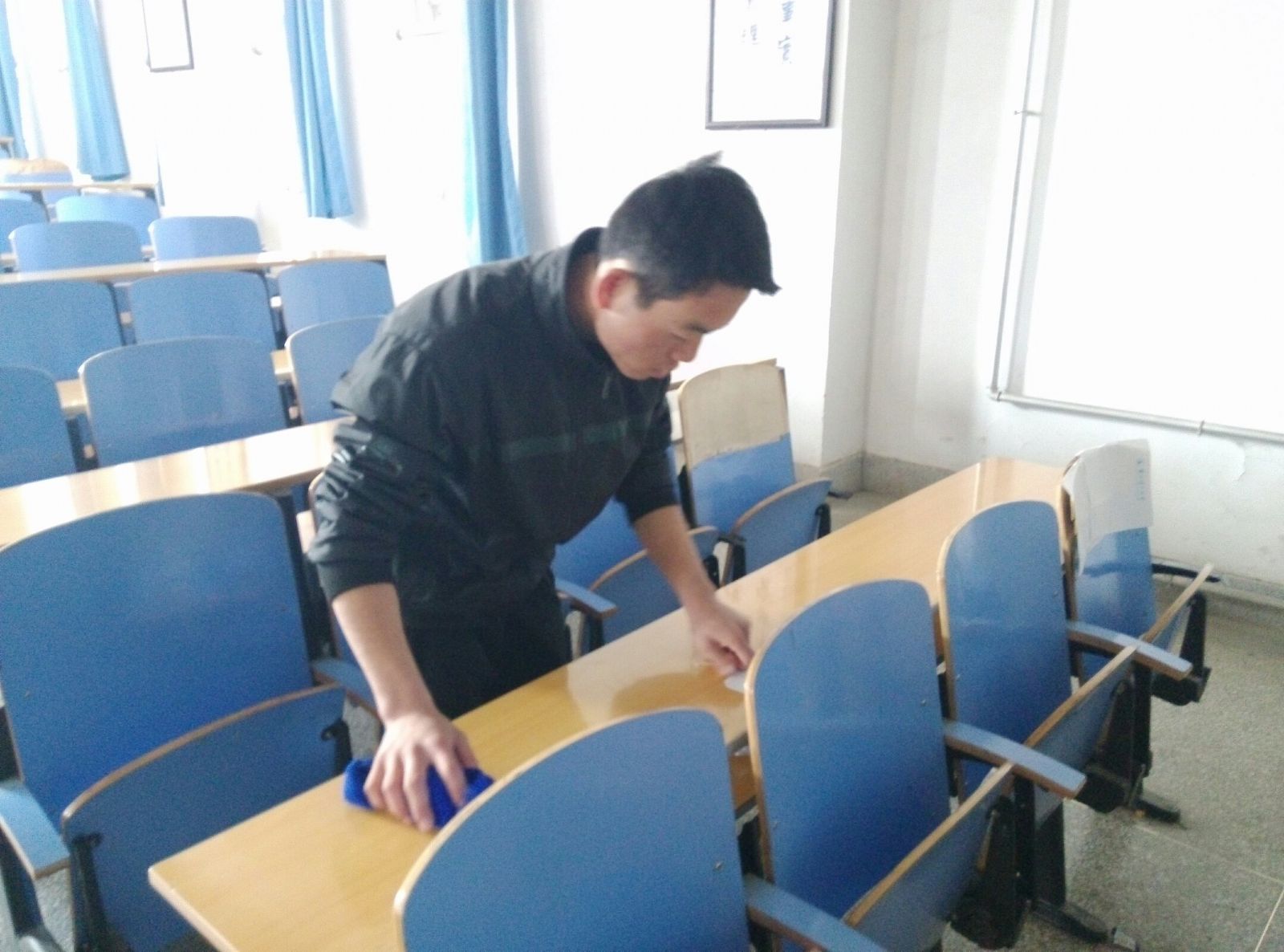 德信体育官网青年志愿者开展“学雷锋精神、创美好校园”系列活动