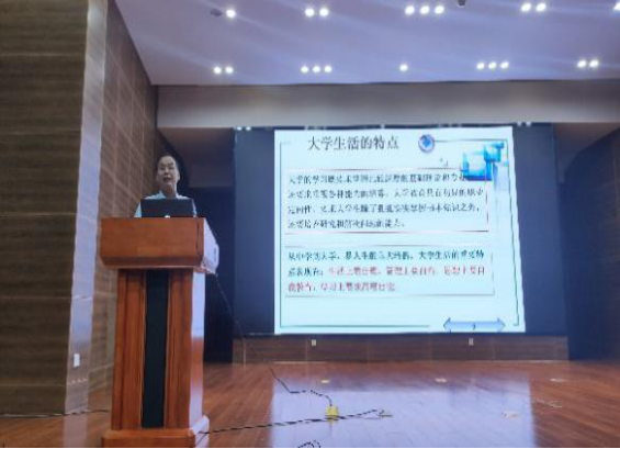  德信体育官网举办“大学学习方法共勉”励志讲座