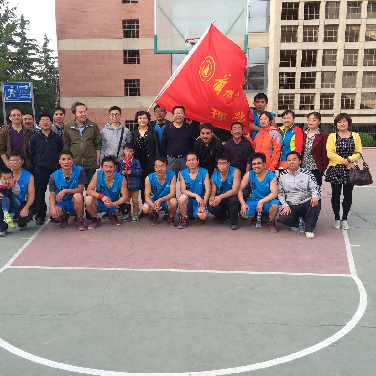 德信体育官网教工男子篮球队再次蝉联2015年“春雨杯”篮球比赛冠军